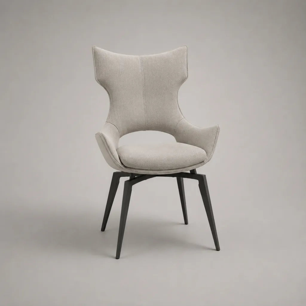 Sedia imbottita beige con schienale avvolgente e piedini in acciaio nero, 62 × 61 × 86 cm