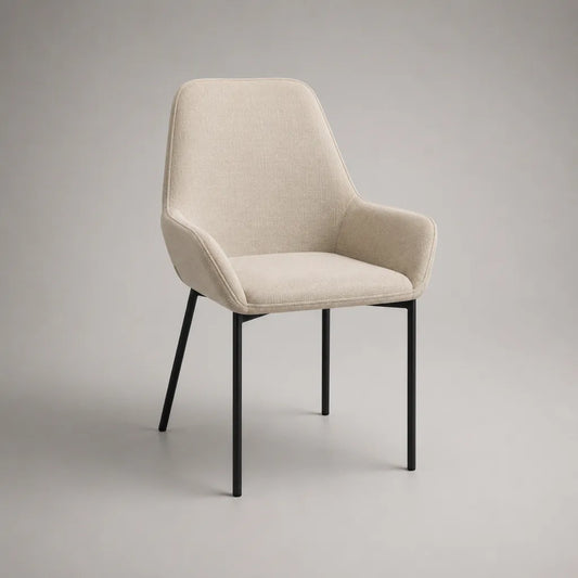 Sedia da pranzo con braccioli beige, schienale avvolgente, rivestimento in poliestere e piedini in acciaio nero, 59 × 61 × 84 cm