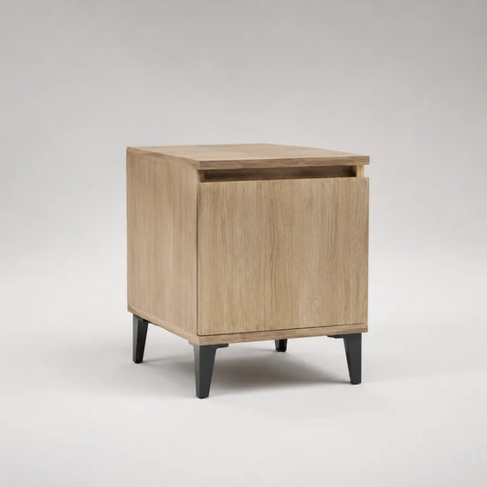 Comodino rettangolare con cassetto a particelle e piedini in acciaio, rovere naturale e nero, 45 × 40 × 55 cm